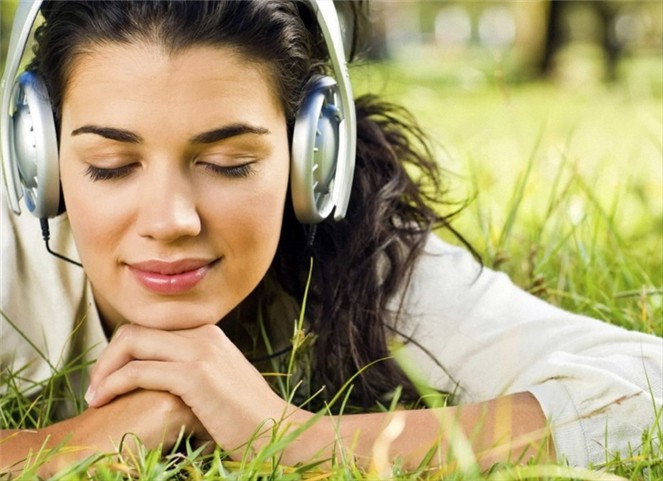 Noticia Radio Panamá | ¿Cuánto tiempo y a qué volumen puedes escuchar música sin dañar tu oído?