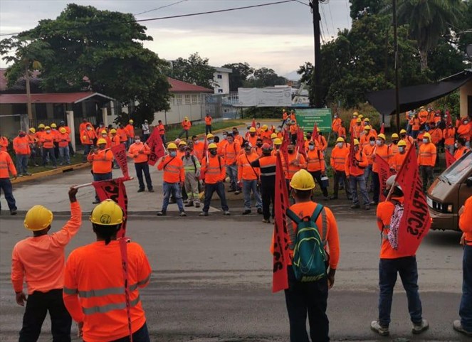 Noticia Radio Panamá | SUNTRACS realiza movilización por proyectos de construcción sin abrir