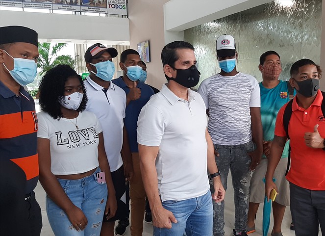 Noticia Radio Panamá | Miembros de CD y Realizando Metas coinciden en el Tribunal Electoral para inscripción de nuevos adherentes