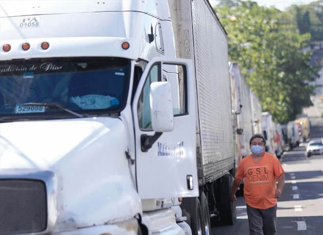 Noticia Radio Panamá | Hay más de 350 camiones sin ingresar carga en Paso Canoas