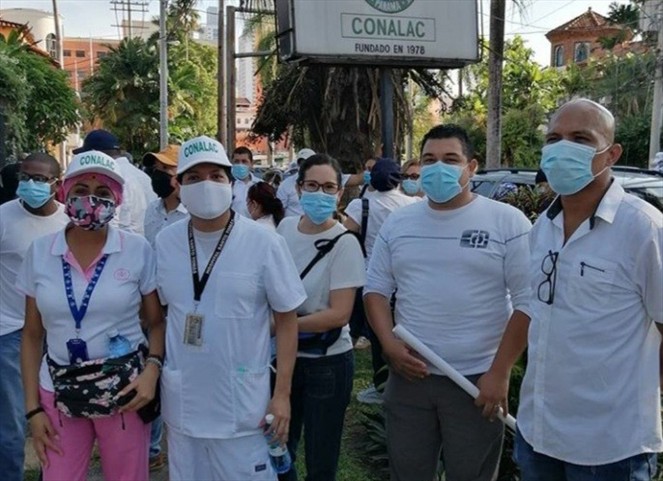 Noticia Radio Panamá | Laboratoristas Clínicos marchan hacia la Presidencia, solicitan cumplimiento de acuerdos y salarios dignos