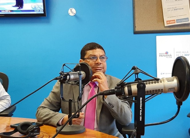 Noticia Radio Panamá | Cultura Musical: El ministro de Cultura Carlos Aguilar dijo presente con su lista de canciones