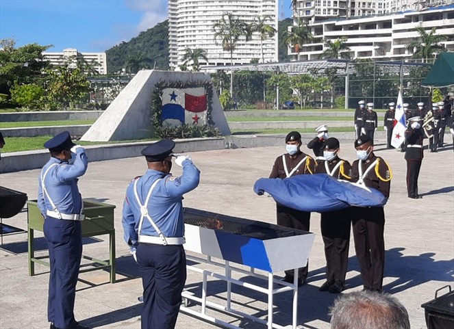 Noticia Radio Panamá | Gobernación de Panamá realiza ceremonia de cremación de banderas en desuso y da inicio a las festividades patrias