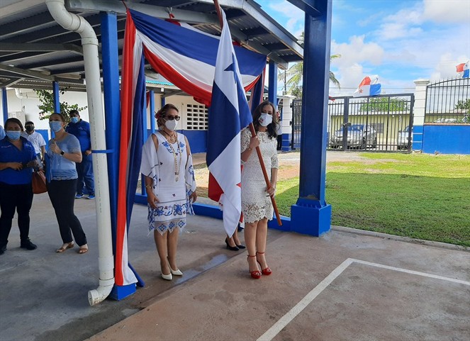 Noticia Radio Panamá | Panamá Oeste llevó a cabo acto de cremación de banderas en desuso como bienvenida al mes de la patria