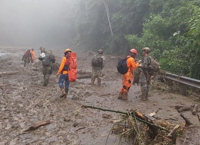 Noticia Radio Panamá | Equipos de emergencia iniciaron rescate de 60 personas en una comunidad en las montañas de Chiriquí