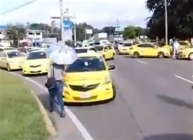 Noticia Radio Panamá | Taxistas cierran las calles en contra de la eliminación de la medida de pares y nones por la ATTT