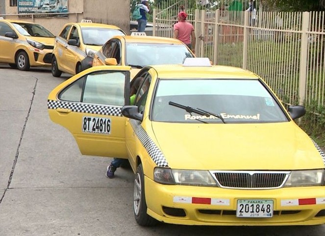 Noticia Radio Panamá | Conductores de taxis también realizaron cierres en la avenida Balboa y Cinta Costera
