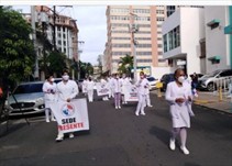 Noticia Radio Panamá | Enfermeras marchan hacia la Presidencia exigiendo pago adeudado, insumos y contrataciones permanentes