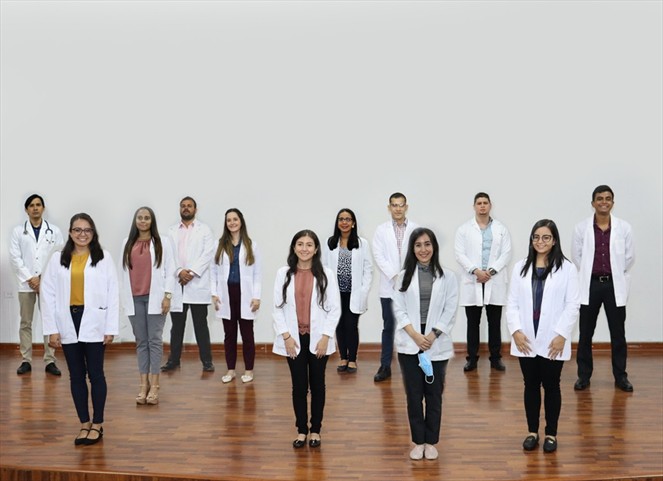 Noticia Radio Panamá | Un grupo de 16 médicos inician su residencia en el Hospital del Niño