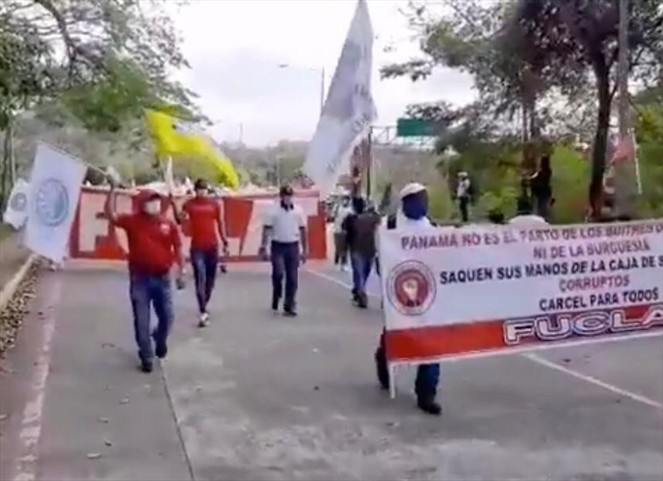 Noticia Radio Panamá | Miembros de Conusi vuelven al Parlatino para protestar contra diálogo por la CSS