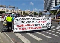 Noticia Radio Panamá | Grupo de pescadores marcha hacia la Presidencia para entregar pliego de peticiones