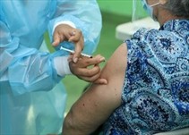 Noticia Radio Panamá | Adultos mayores acuden a vacunarse contra el Covid-19 en San Miguelito