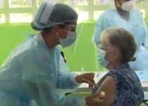 Adultos mayores siguen asistiendo a la jornada de vacunación contra el Covid-19, en San Miguelito