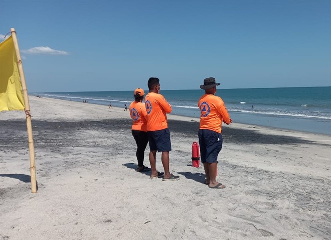Noticia Radio Panamá | Bañistas en Panamá Oeste aprovechan levantamiento de la cuarentena absoluta para acudir a playas en fin de semana