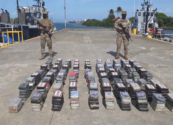 Noticia Radio Panamá | Autoridades incautan 398 paquetes de presunta droga en la Costa Arriba de Colón