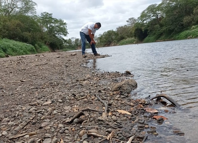 Noticia Radio Panamá | Ministerio de Ambiente evalúa daños por contaminación en el río Santa María