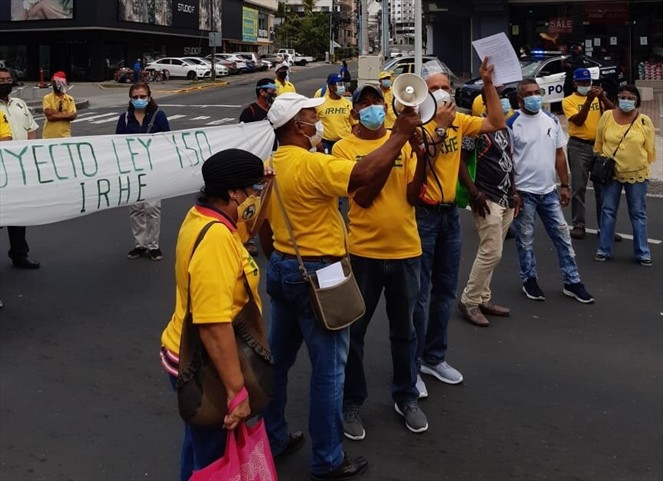 Noticia Radio Panamá | Extrabajadores del IRHE protestaron frente al MEF para exigir pagos adeudados