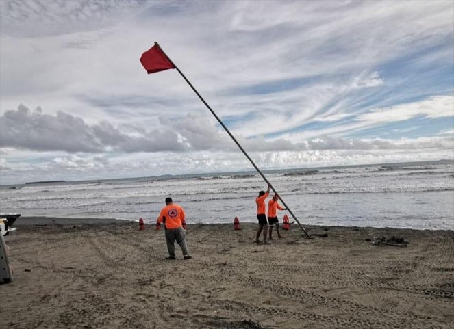 Noticia Radio Panamá | Se levanta bandera roja en las playas del Pacífico panameño por lluvias y fuertes oleajes