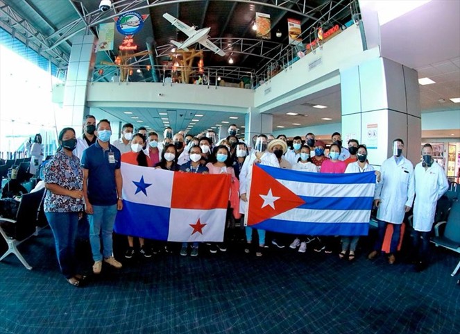 Noticia Radio Panamá | Estudiantes panameños viajan a Cuba para cursar estudios universitarios en medicina