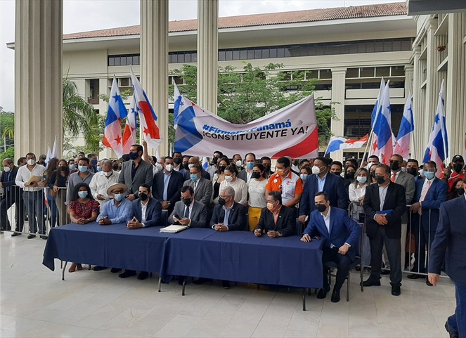 Noticia Radio Panamá | Movimiento «Firmo por Panamá» presenta memorial para iniciar con recolección de firmas para una Constituyente Paralela