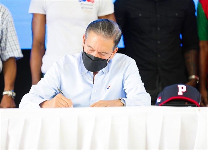 Noticia Radio Panamá | Presidente Cortizo sanciona ley que promueve el desarrollo de categorías menores de Béisbol