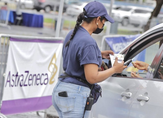 Noticia Radio Panamá | MINSA anuncia que el 9 de agosto aplicarán segunda dosis de AstraZenca, en el auto express del Romel Fernández