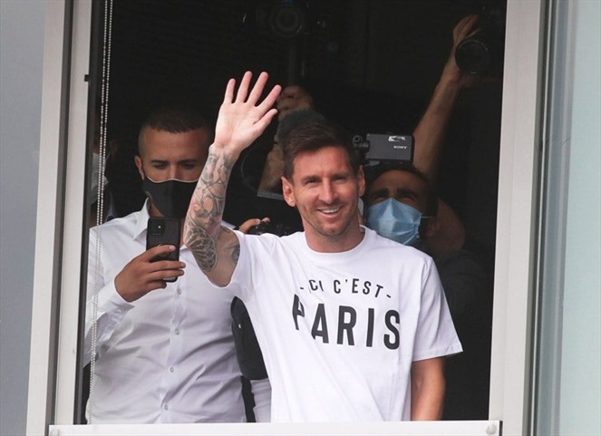 Noticia Radio Panamá | Messi llega a París en medio de un monumental despliegue mediático