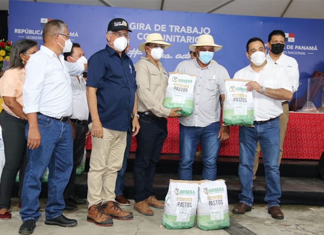 Noticia Radio Panamá | Familias de productores herreranos reciben apoyos para proyectos agrícolas