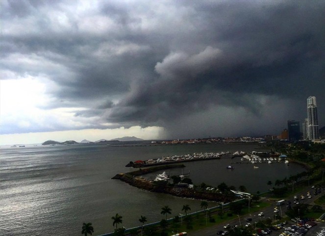 Noticia Radio Panamá | Fuertes lluvias por el paso de la onda tropical #32