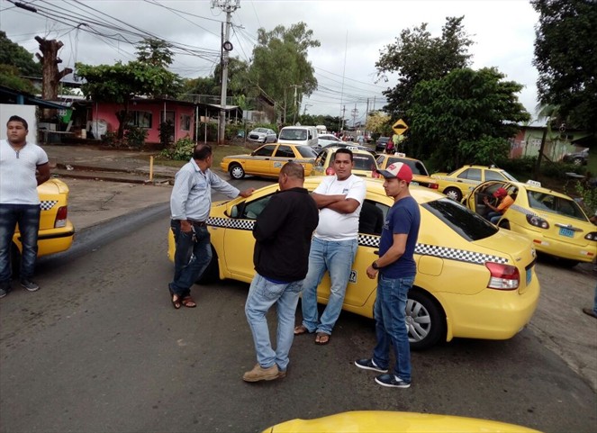 Noticia Radio Panamá | Taxistas cierran las calles, piden el sistema “par y non”