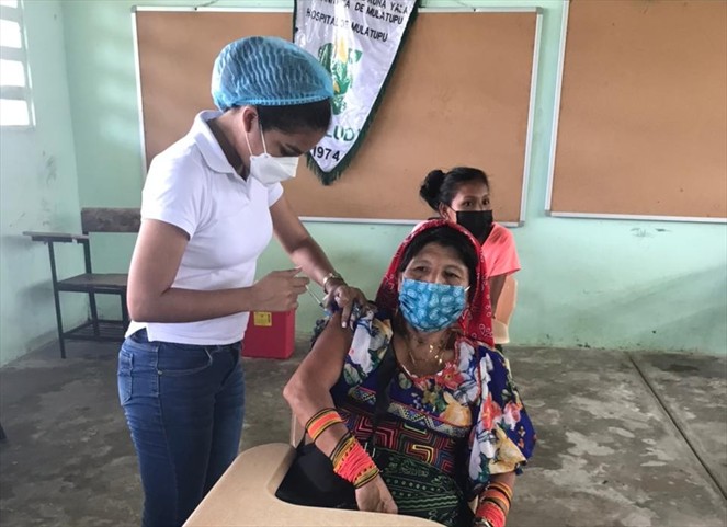 Noticia Radio Panamá | Gunas reciben su primera dosis de vacuna Pfizer