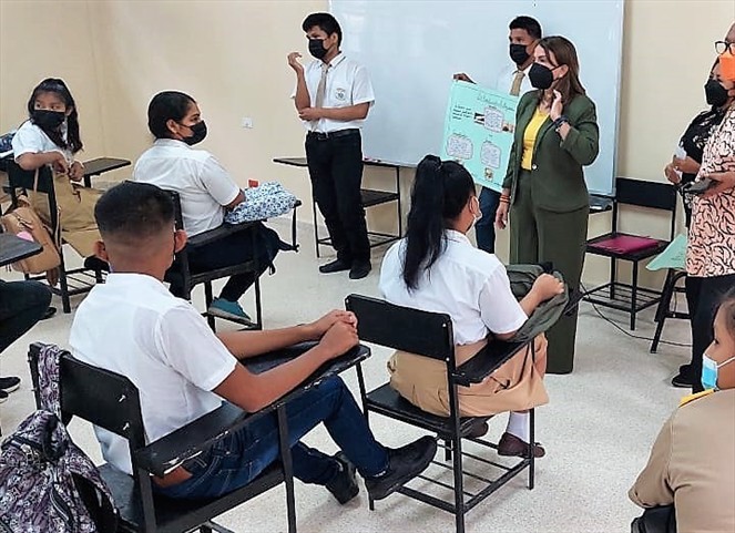 Noticia Radio Panamá | Estudiantes y docentes de Bocas del Toro piden reanudar clases presenciales