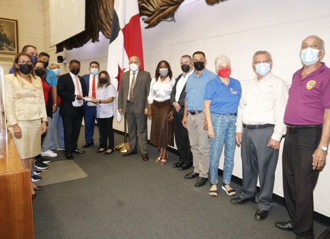 Noticia Radio Panamá | Grupos sindicales entregan a diputados propuestas a las reformas de la CSS