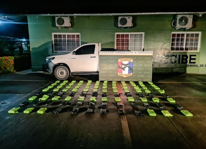 Noticia Radio Panamá | Decomisan 96 paquetes con presunta sustancia ilícita dentro de un auto, en Chiriquí