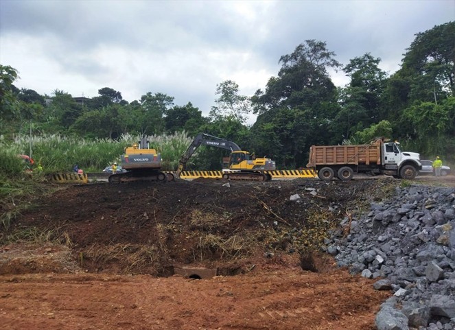 Noticia Radio Panamá | Trabajos en Loma Cová continuaron esta madrugada, colocan nuevos tubos de concreto