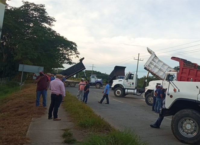 Noticia Radio Panamá | Grupo de camioneros volquetes de la región de Azuero se suman al paro de la Cinta Costera