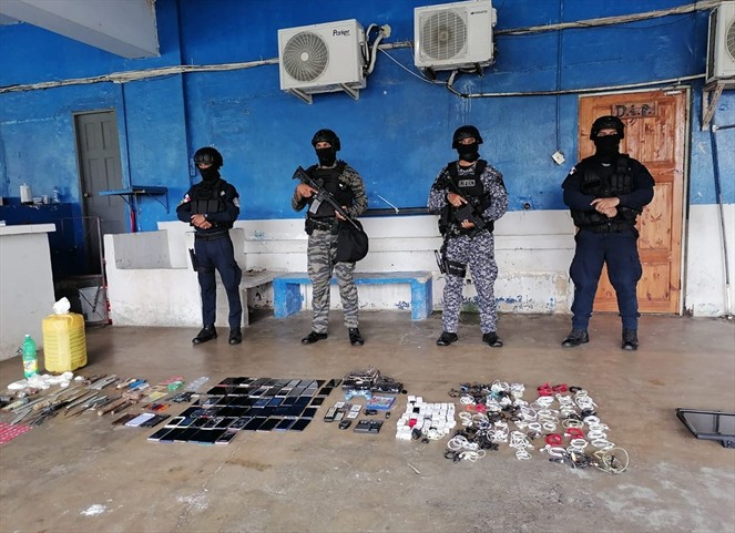 Noticia Radio Panamá | Decomisan celulares, armas y drogas dentro de la cárcel Nueva Esperanza