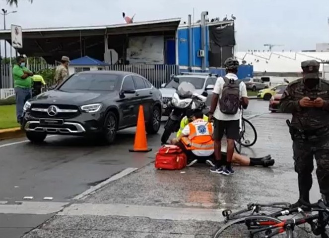Noticia Radio Panamá | Conductor ebrio atropella a dos ciclistas en la Cinta Costera 3
