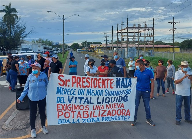 Noticia Radio Panamá | Residentes de Natá cierran la Interamericana, exigen construcción de una potabilizadora ante la falta de agua