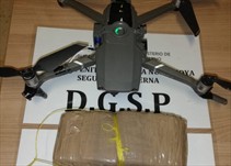 Noticia Radio Panamá | Custodios de la Unidad Motorizada Penitenciaria decomisan dron con presunta sustancia ilícita en La Nueva Joya