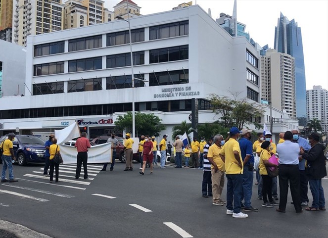 Noticia Radio Panamá | Extrabajadores del IRHE cierran la Vía España, frente al ministerio de Economía y Finanzas