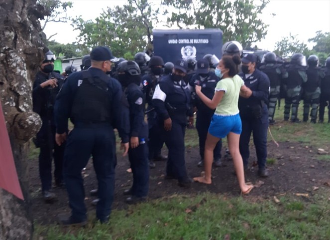 Noticia Radio Panamá | Funcionarios y unidades de la Policía Nacional desalojan a precaristas del sector ‘Tierra Prometida’ en La Chorrera