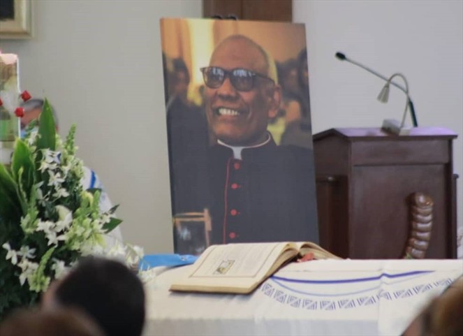 Noticia Radio Panamá | Feligreses y parte del Clero le dan el último adiós a Monseñor Rómulo Aguilar