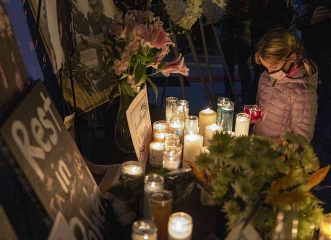 Featured image for “Vigilia de Hollywood en homenaje a víctima de disparos de Baldwin”