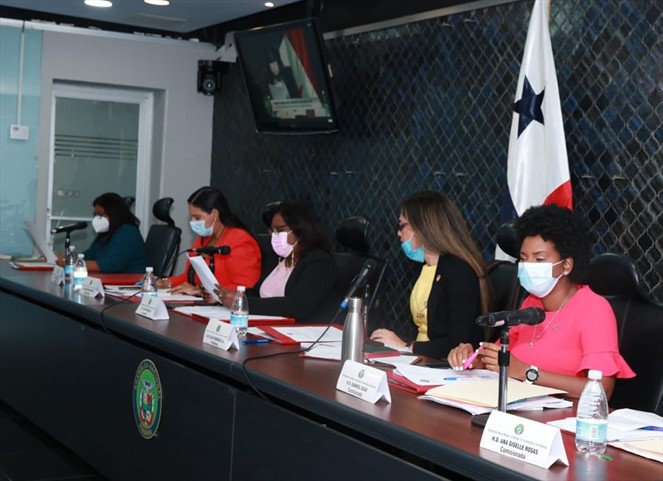 Noticia Radio Panamá | Exdirectora de la Senniaf comparece ante la Comisión de la Mujer para responder cuestionario sobre abusos en albergues