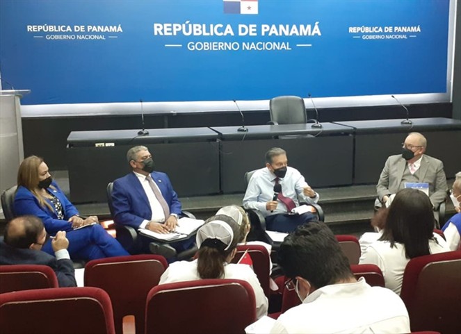 Noticia Radio Panamá | Enfermeras marcharon hacia la Presidencia para exigir pagos de turnos y vigencias expiradas, Cortizo las recibió