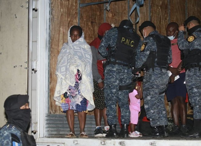 Featured image for “Policía de Guatemala halla a 54 migrantes haitianos en el remolque de un camión”