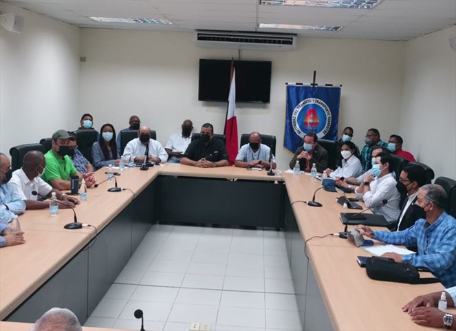 Noticia Radio Panamá | Transportistas logran consenso con el Gobierno, suspenden el paro nacional convocado para este lunes