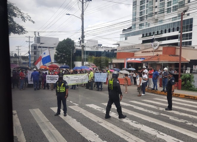 Noticia Radio Panamá | Funcionarios de la UTP cierran la vía Ricardo J. Alfaro, exigen el pago del bono de fin de año