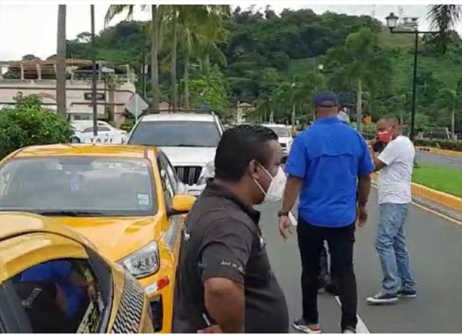 Noticia Radio Panamá | Taxistas de turismo cierran vía de Amador, aseguran que no le permiten ingreso a la terminal de cruceros